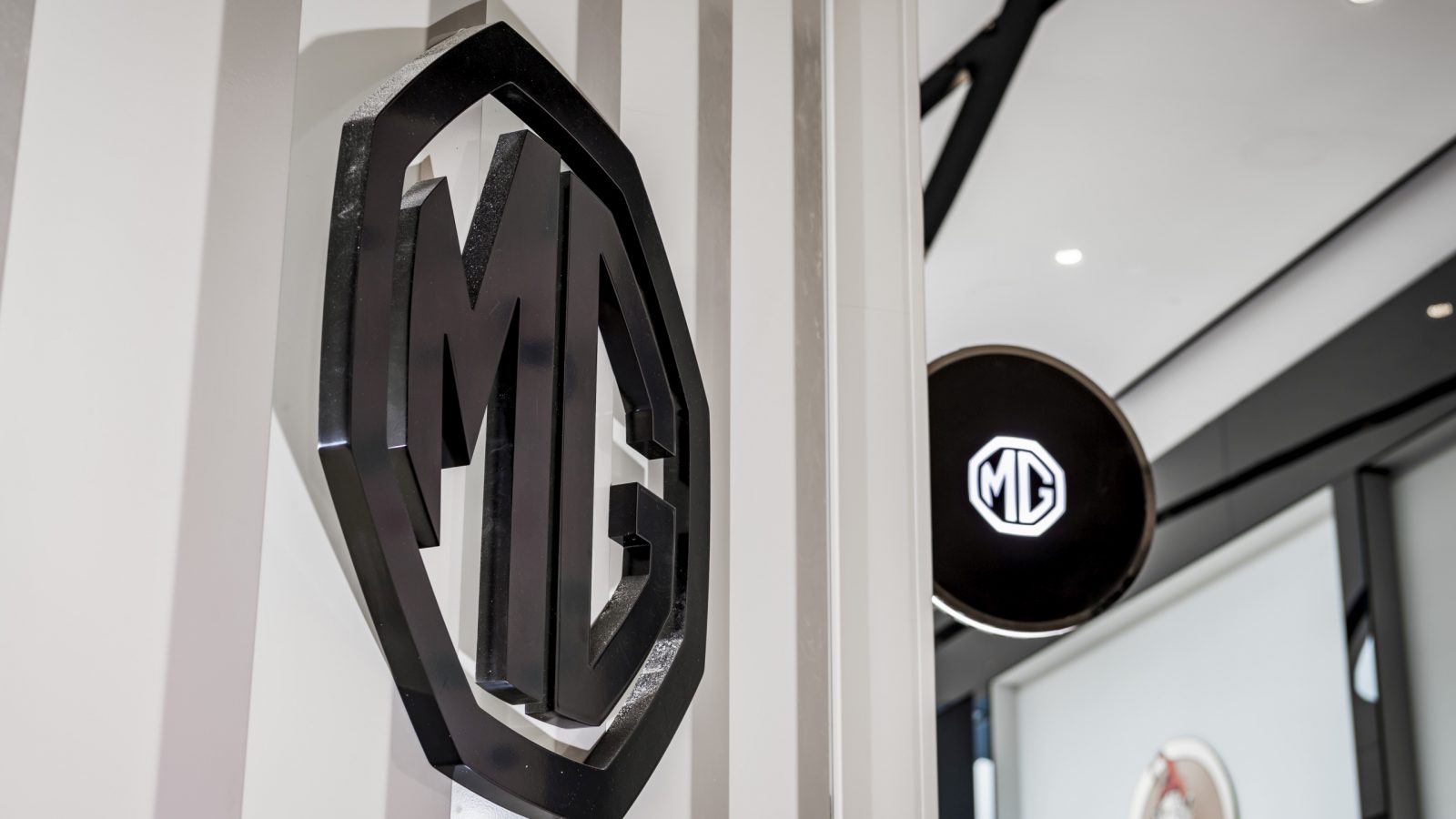 MG opens pop-up store in Westfield Mall of the Netherlands