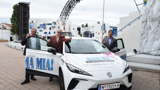 MG4 Electric cruises 7,000 MediaMarkt screens in Austria